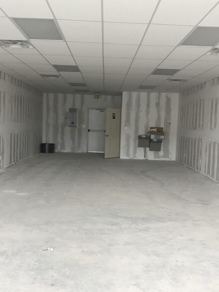 More Photos Of 1673 N Pace Blvd, Pensacola Storefront Retail Office For Lease