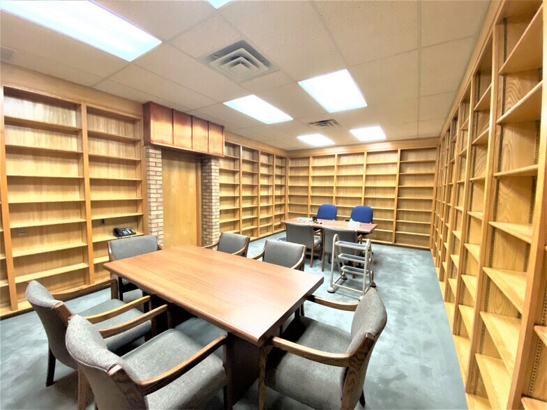 More Photos Of 119 S Main St, Lockhart Office For Lease