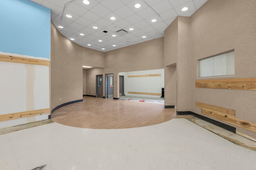 More Photos Of 4205-4225 Egan Dr, Savage Drugstore For Lease