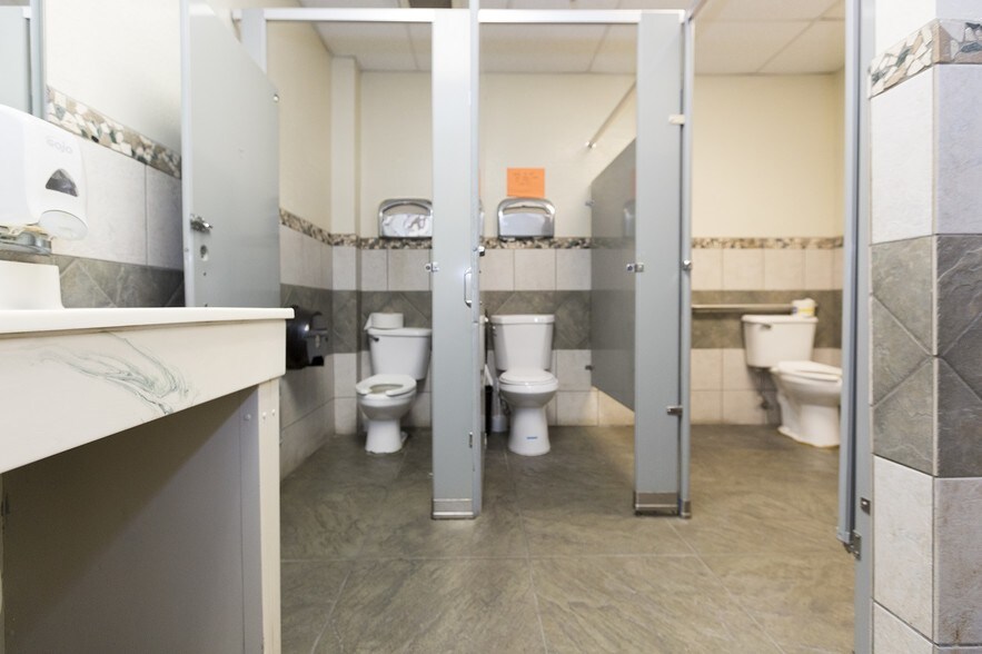 More Photos Of 10456 S Highway 69, Mayer Restaurant For Lease