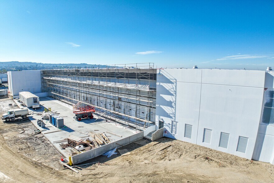 More Photos Of 5235 E Hunter Ave, Anaheim Distribution For Lease