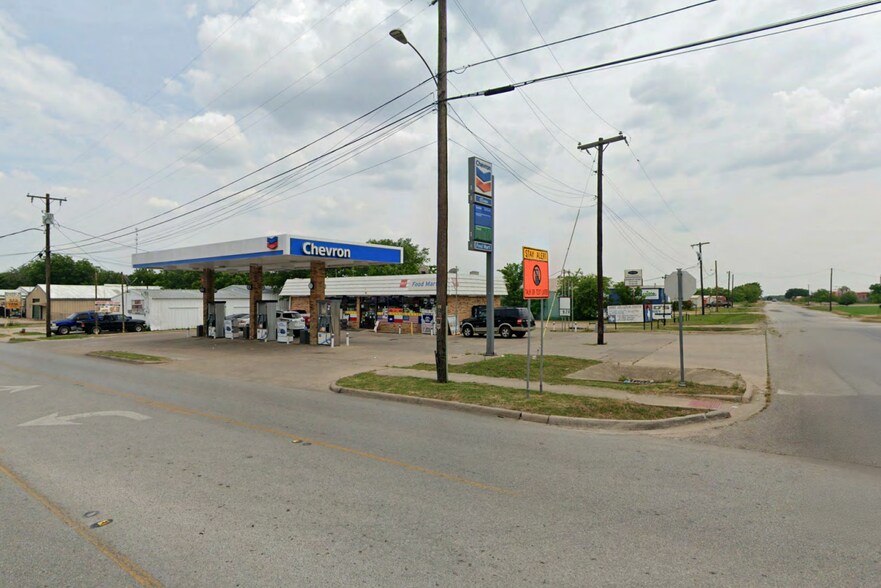 Primary Photo Of 1002 E Mulberry St, Kaufman Service Station For Sale