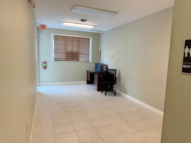 More Photos Of 1520 SE Niemeyer Cir, Port Saint Lucie Warehouse For Lease