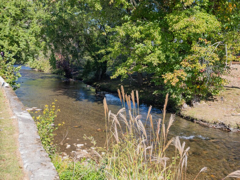 More Photos Of 125 Tee Pee Dr, Whittier Hotel For Sale