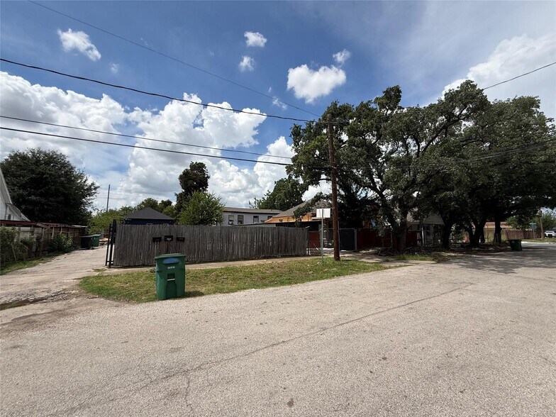 More Photos Of 2319 McKee St, Houston Apartments For Sale