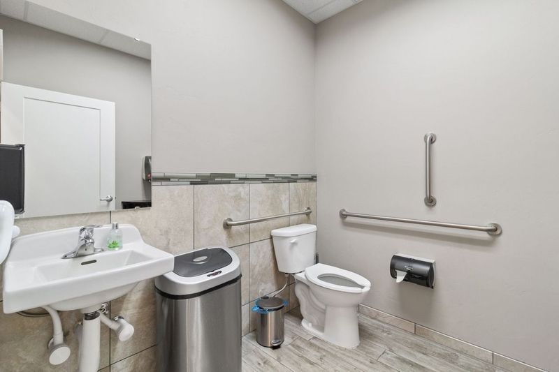 More Photos Of 236 River Vista Pl, Twin Falls Office For Lease