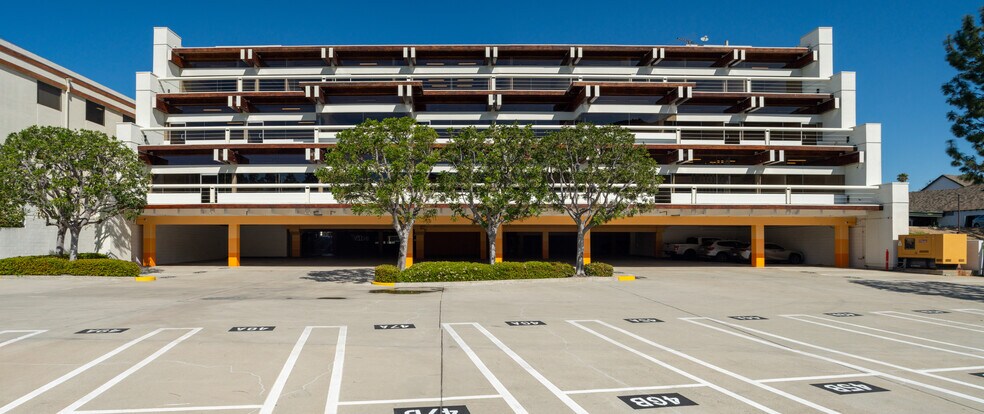 More Photos Of 4444 W Lakeside Dr, Burbank Office For Lease