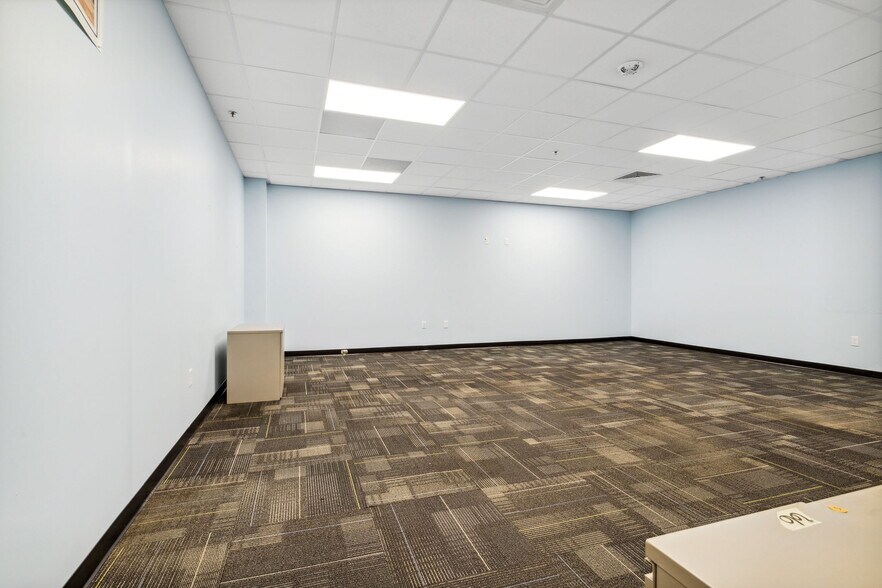 More Photos Of 1575 Garden of the Gods Rd, Colorado Springs Light Manufacturing For Lease