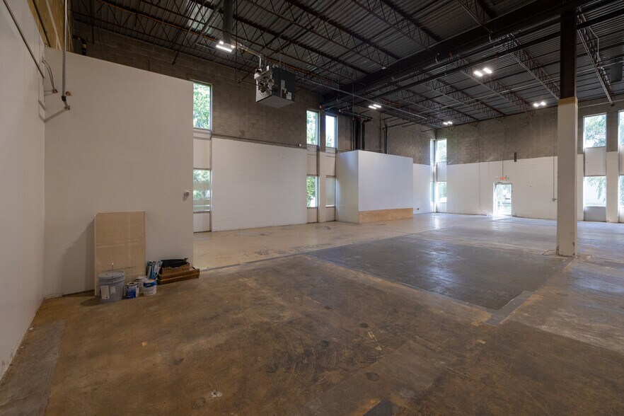 More Photos Of 5600-5628 Lincoln Dr, Edina Light Distribution For Lease