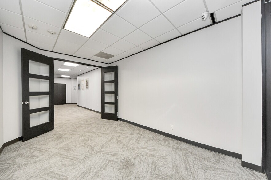 More Photos Of 6100 Corporate Dr, Houston Office For Sale