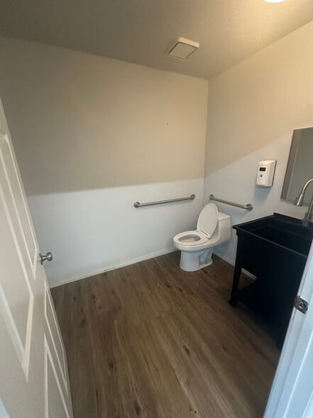 More Photos Of 271-293 San Jacinto River Rd, Lake Elsinore Freestanding For Lease