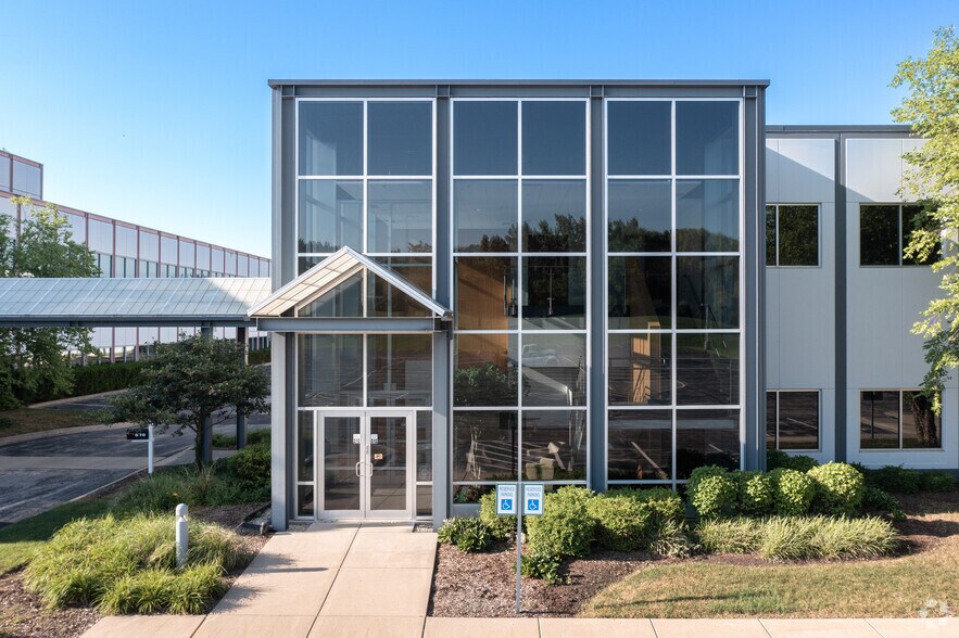 More Photos Of 540 W Northwest Hwy, Barrington Unknown For Lease