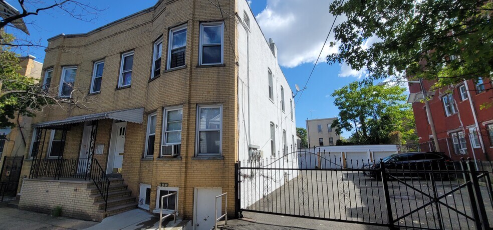More Photos Of 155 Parker St, Newark Apartments For Sale