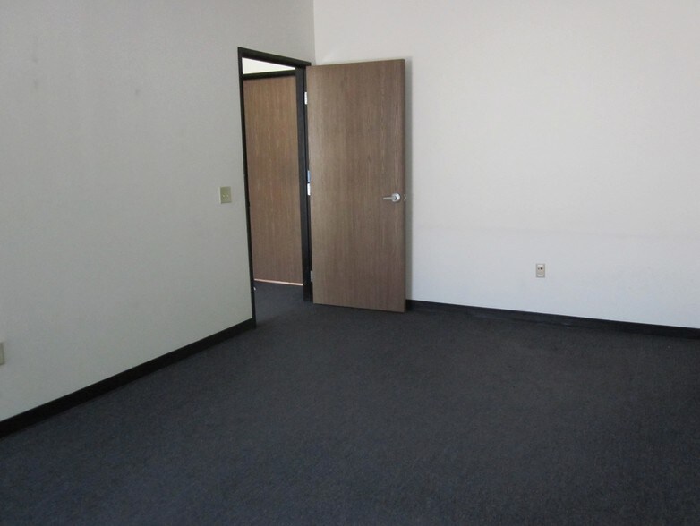 More Photos Of 2475 W Cheyenne Ave, North Las Vegas Light Manufacturing For Lease