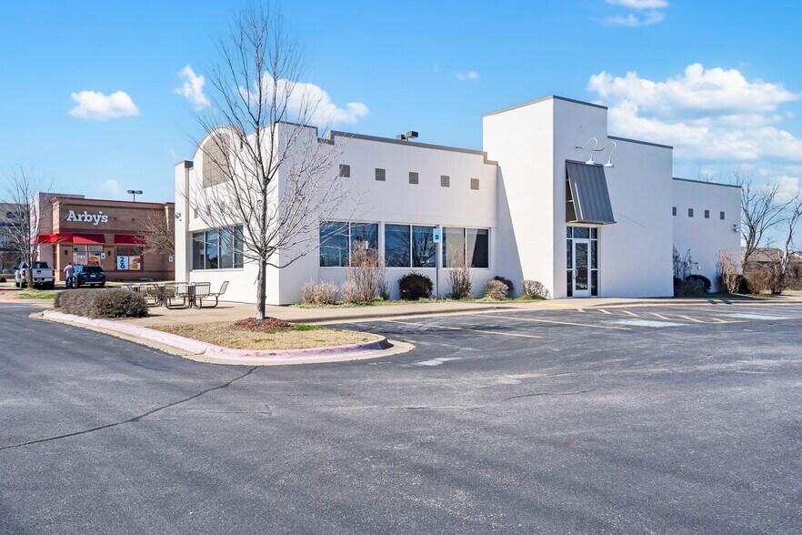 More Photos Of 7420 W Sunset Ave, Springdale Restaurant For Lease