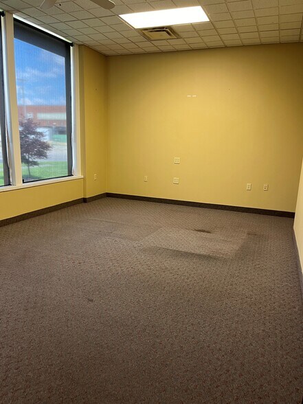 More Photos Of 2164 Tedrow Rd, Toledo Showroom For Lease