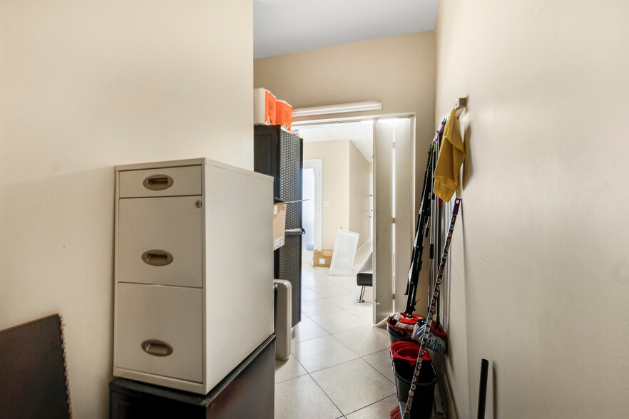 More Photos Of 10261 Sunset Dr, Miami Office For Lease