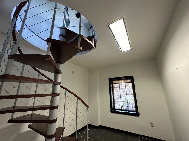 More Photos Of 442 Government St, Baton Rouge Office For Sale