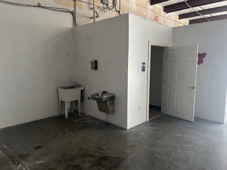 More Photos Of 317 E Cedar Ave, McAllen Warehouse For Lease