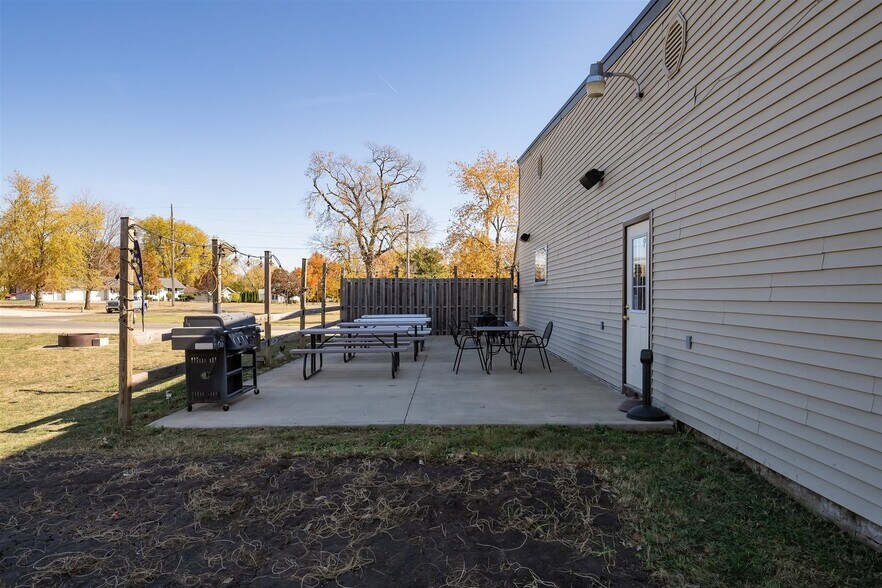 More Photos Of 110 SW Front St, Rutland Bar For Sale