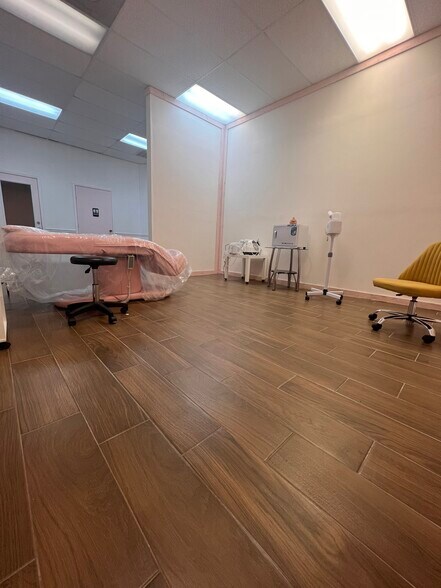 More Photos Of 15327 Gulf Fwy, Houston Unknown For Lease