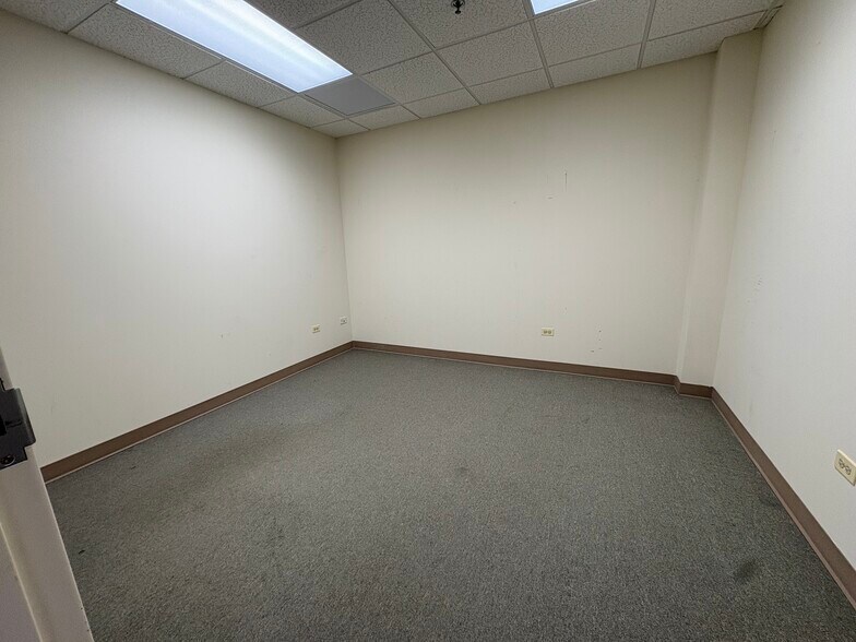 More Photos Of 450-480 E Roosevelt Rd, West Chicago Unknown For Lease