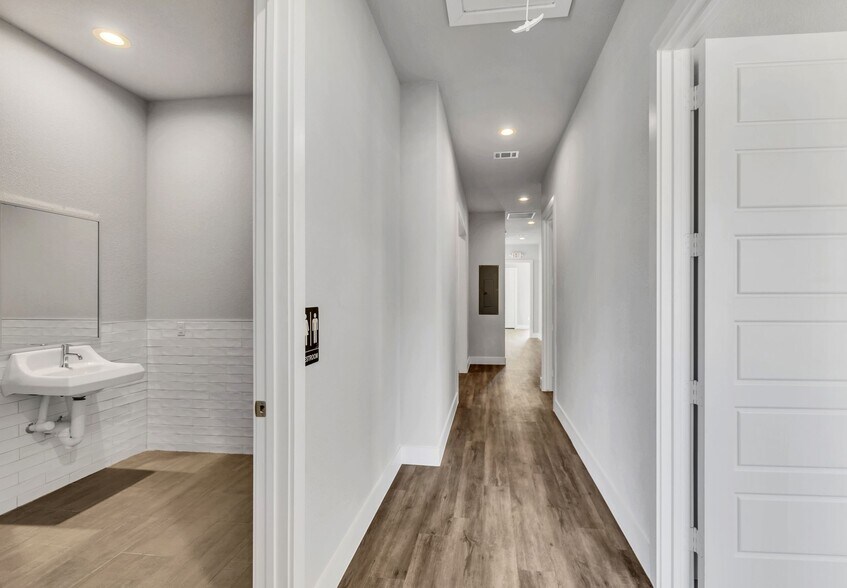 More Photos Of 1701 Fountainview Dr, Mansfield Office For Sale