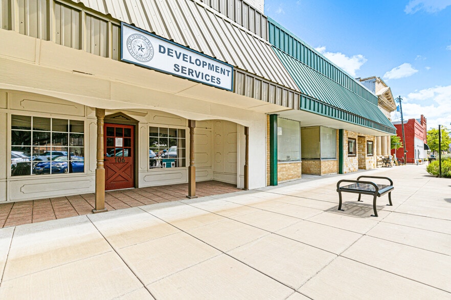 More Photos Of 106 W Grove St, Kaufman Freestanding For Lease