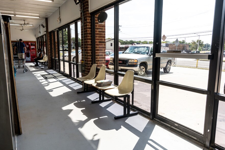 More Photos Of 631 Londonderry Ln, Denton Freestanding For Sale