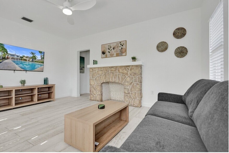 More Photos Of 905 N Federal Hwy, Lake Worth Beach Hotel For Sale