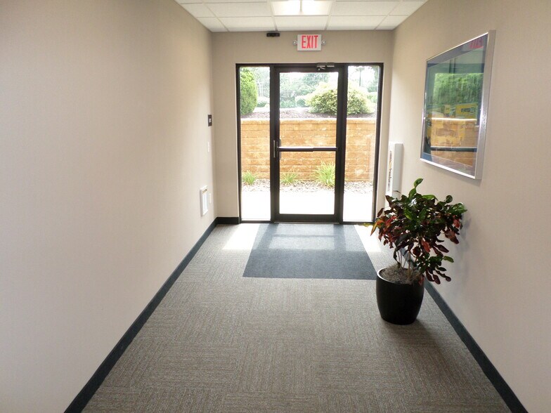 More Photos Of 2208 Quarry Dr, West Lawn Office For Lease