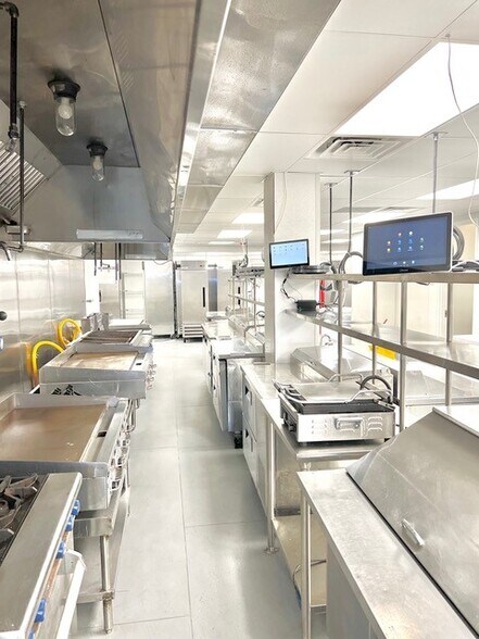 More Photos Of 1002 E Newport Center Dr, Deerfield Beach Flex For Lease