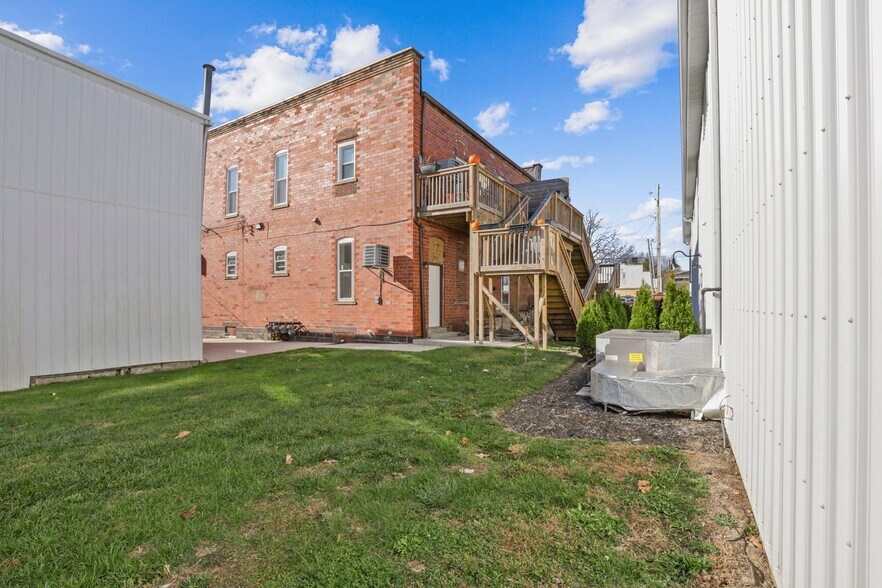 More Photos Of 14 W Depot St, Pataskala Showroom For Sale