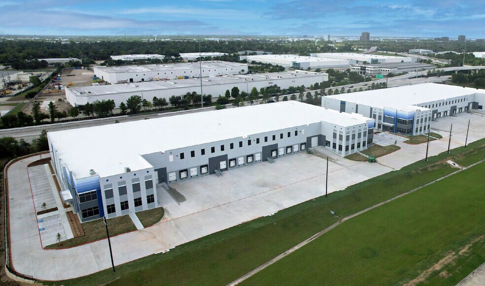 More Photos Of 16410 Central Green Blvd, Houston Warehouse For Lease
