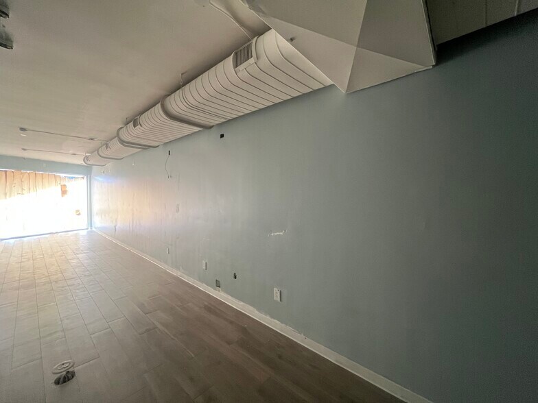 More Photos Of 313-321 John Ringling Blvd, Sarasota Storefront For Lease