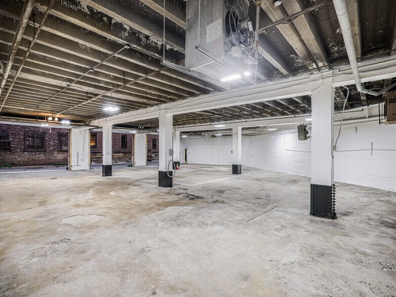More Photos Of 918 Rickenbach St, Pittsburgh Distribution For Sale