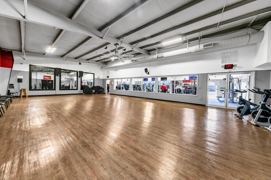 More Photos Of 2500 S Ferdon Blvd, Crestview Storefront For Lease