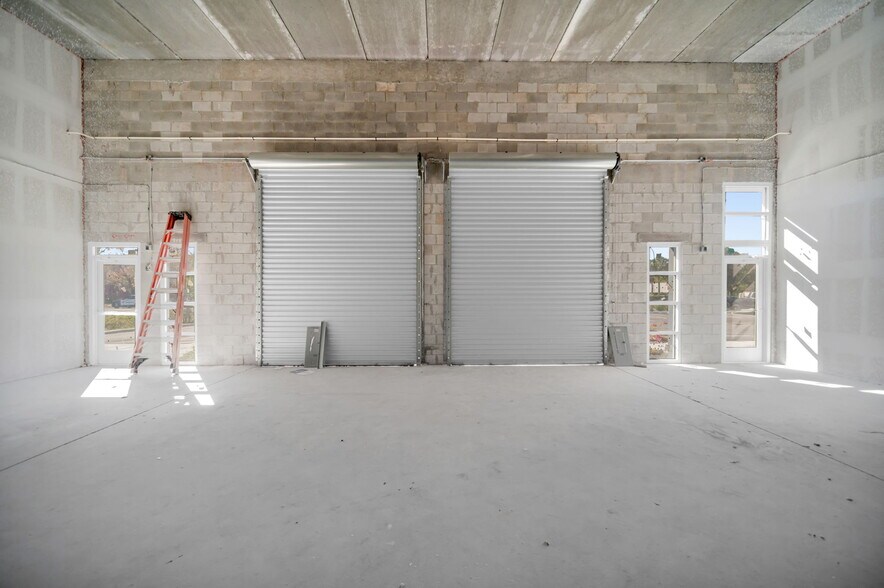 More Photos Of 1913 NE 10th Ter, Cape Coral Flex For Lease
