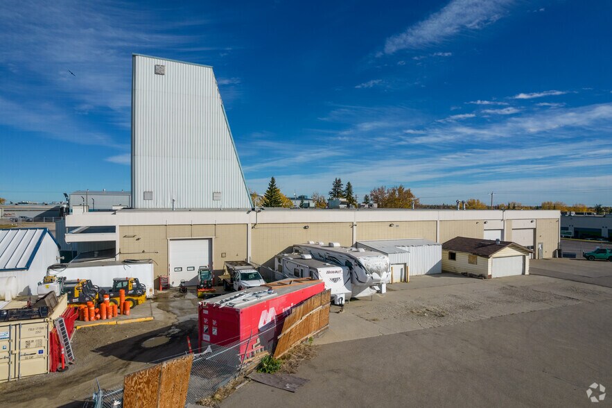 More Photos Of 1415 28 St NE, Calgary Distribution For Lease