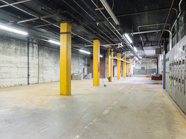 More Photos Of 701 Oriole Dr, Hendersonville Warehouse For Sale