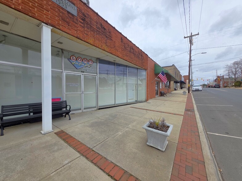 More Photos Of 206 E Main St, Rockwell Storefront Retail Office For Lease
