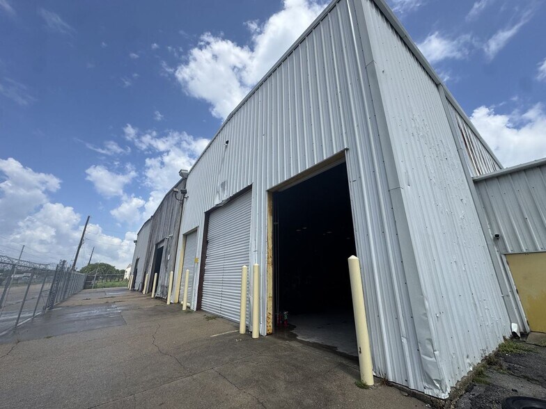 More Photos Of 4342 Michoud Blvd, New Orleans Manufacturing For Sale