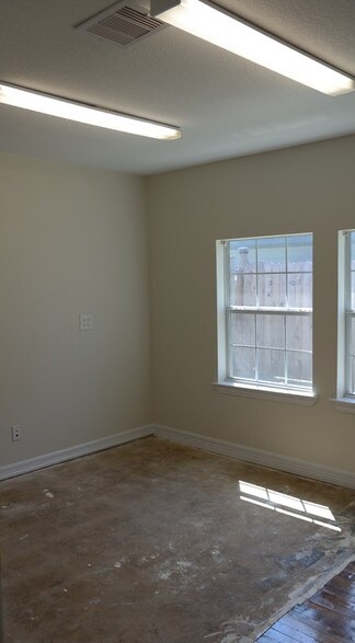 More Photos Of 1105 N Meyer Rd, Seabrook Office For Sale