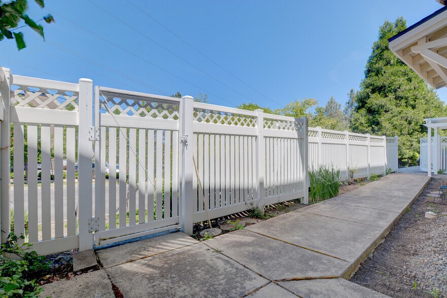 More Photos Of 905 Skylark Pl, Ashland Medical For Sale