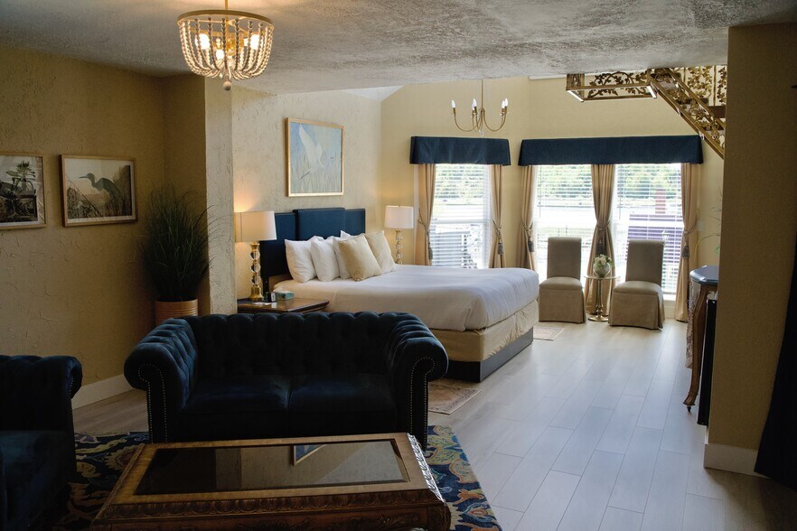 More Photos Of 231 Main St, Frankfort Hotel For Sale