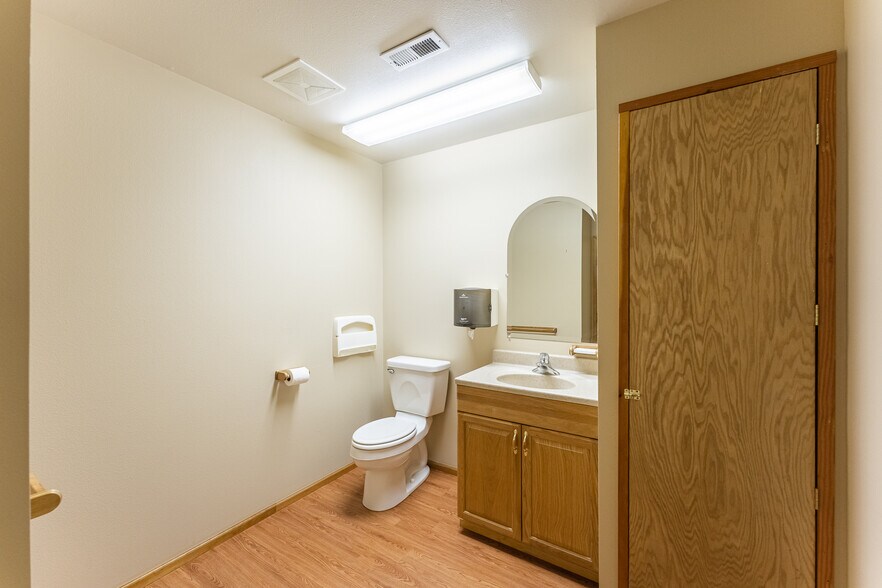 More Photos Of 914 Citadel Dr, Everson Office Residential For Lease