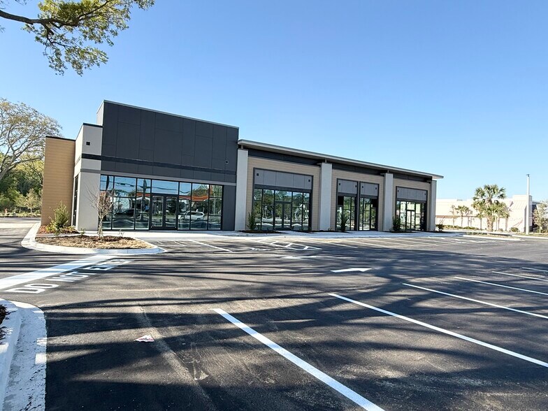 More Photos Of 8730 Baymeadows Rd, Jacksonville Storefront For Lease