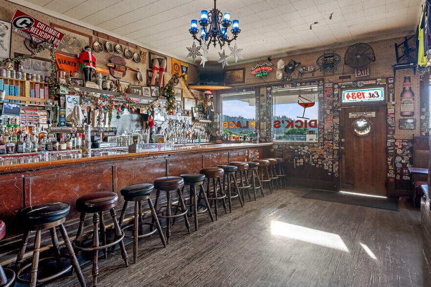 More Photos Of 45070 Main St, Mendocino Bar For Sale
