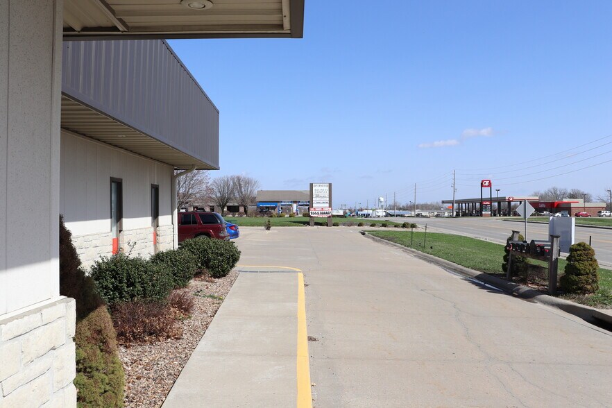 More Photos Of 1500 S 169 Hwy, Smithville Manufacturing For Lease