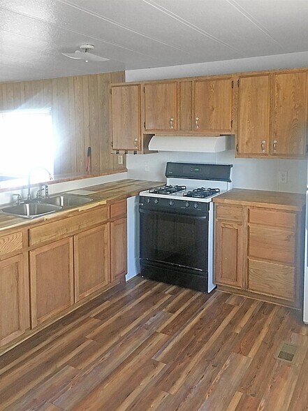 More Photos Of 910 Memorial Dr, Cortez Manufactured Housing Mobile Home Park For Sale